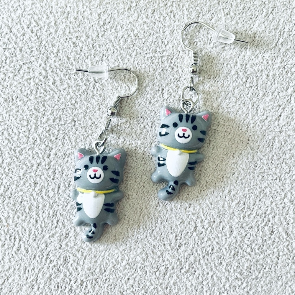 Gray cat dangle earrings